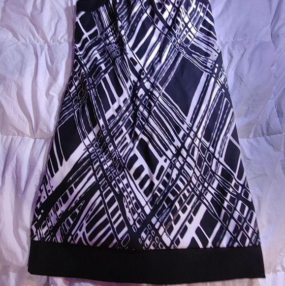 Beautiful knee length Dress - Picture 3 of 3